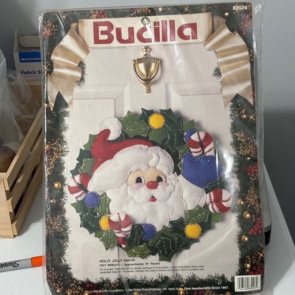 Bucilla Holly Jolly Santa 18 inch Felt Wreath Kit 83028 Vintage 1993 Christmas